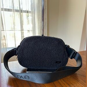 Lole Black Sherpa Waist Pouch – Fanny Pack / Belt Bag